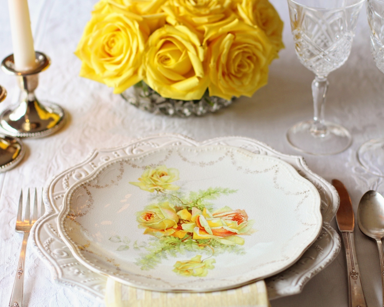 Красивая тарелка на столе с розами 