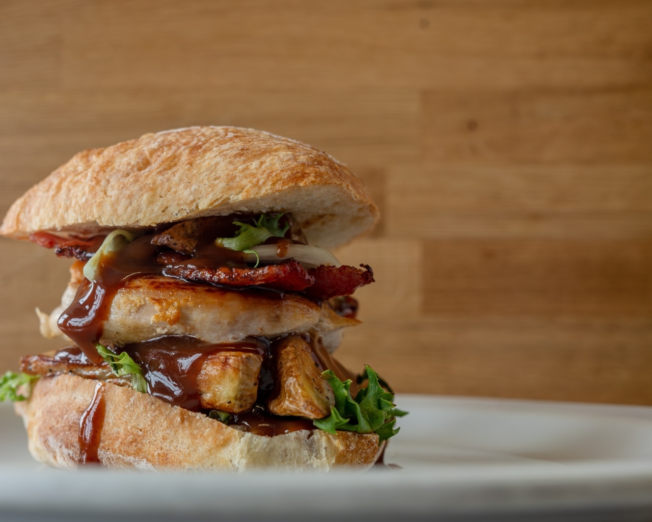 Большой сочный гамбургер с куриной грудкой