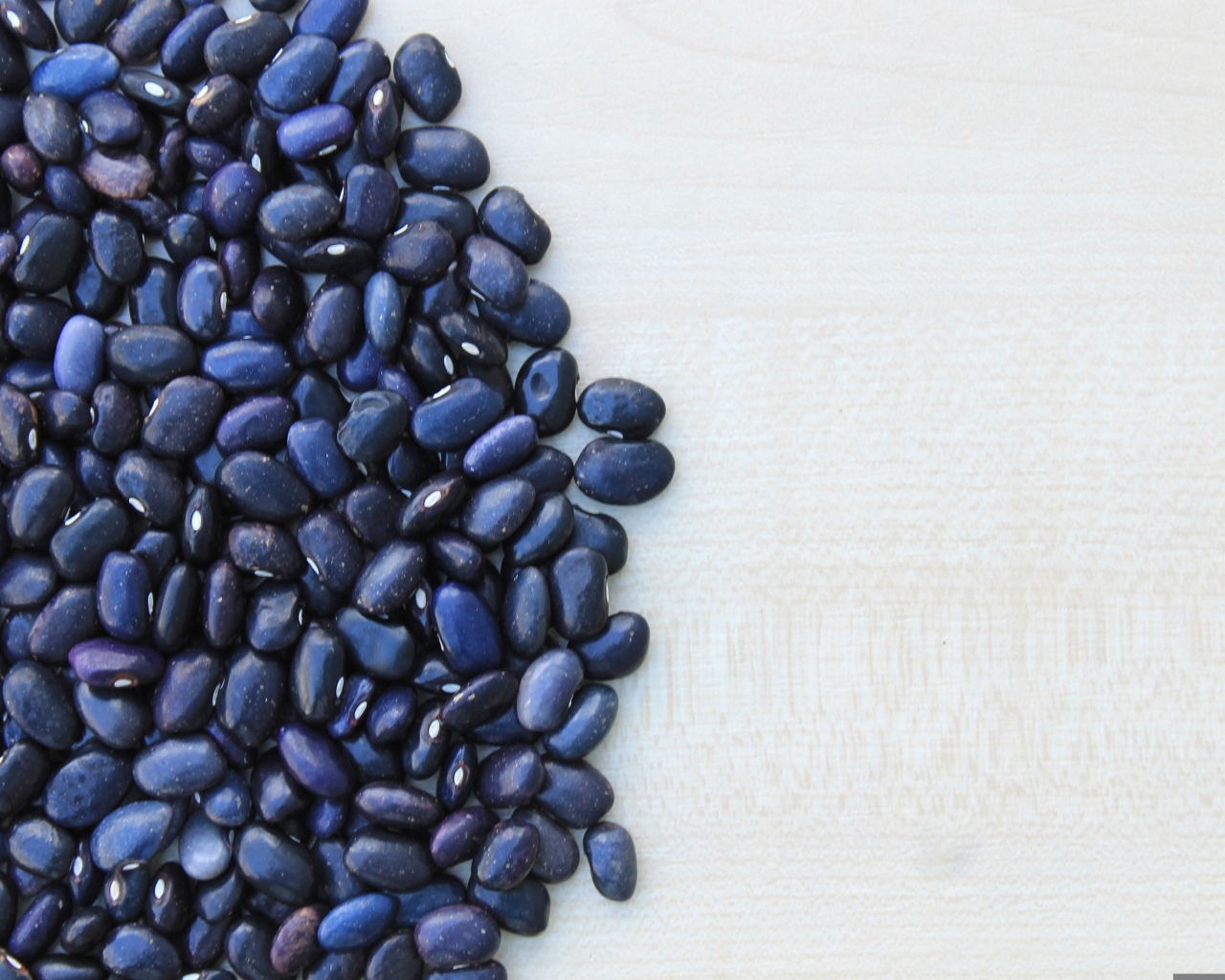 Черная фасоль на столе