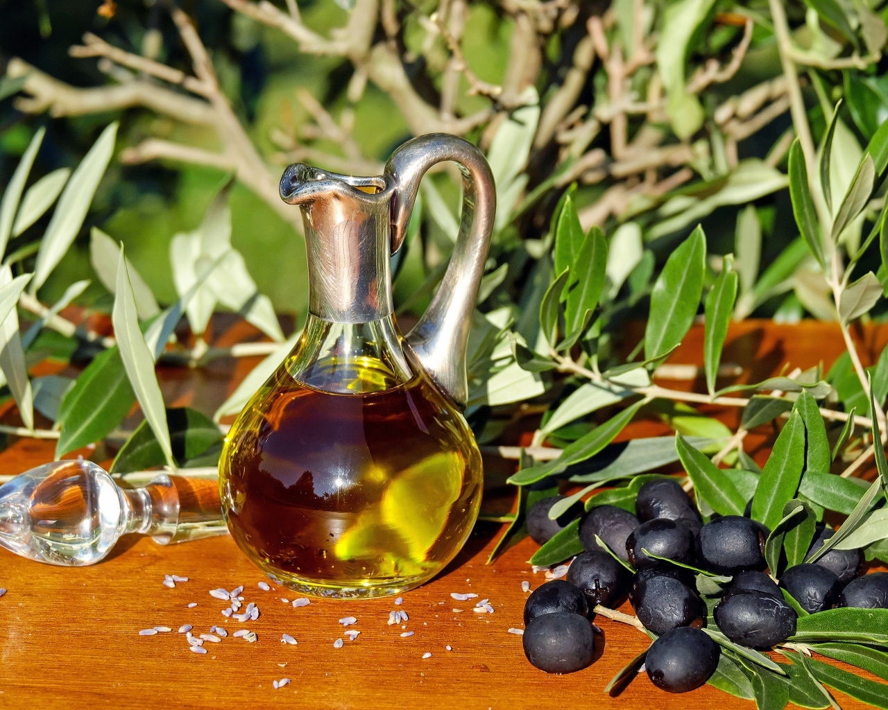 Черные оливки в маслом на столе