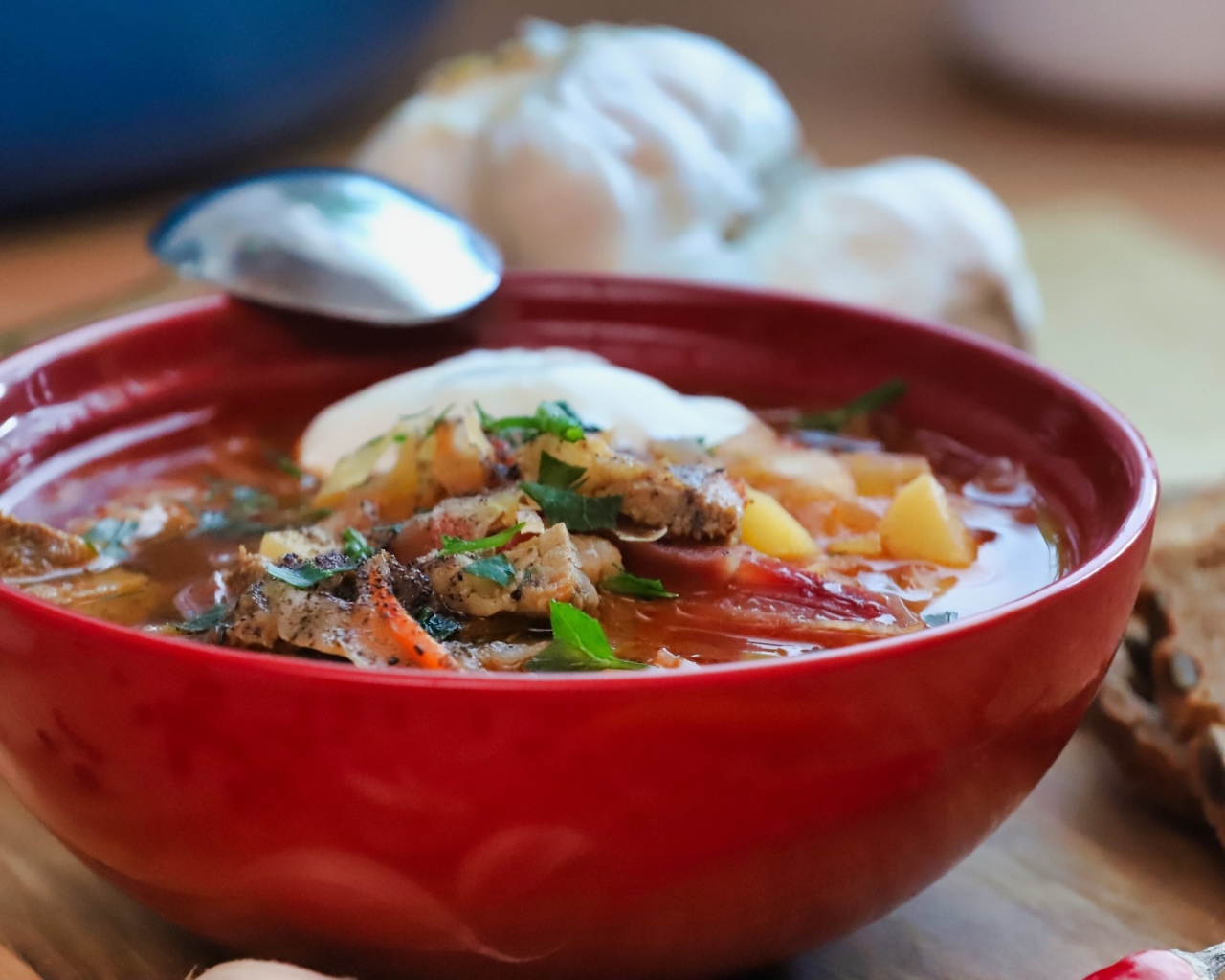Борщ с мясом на столе с чесноком