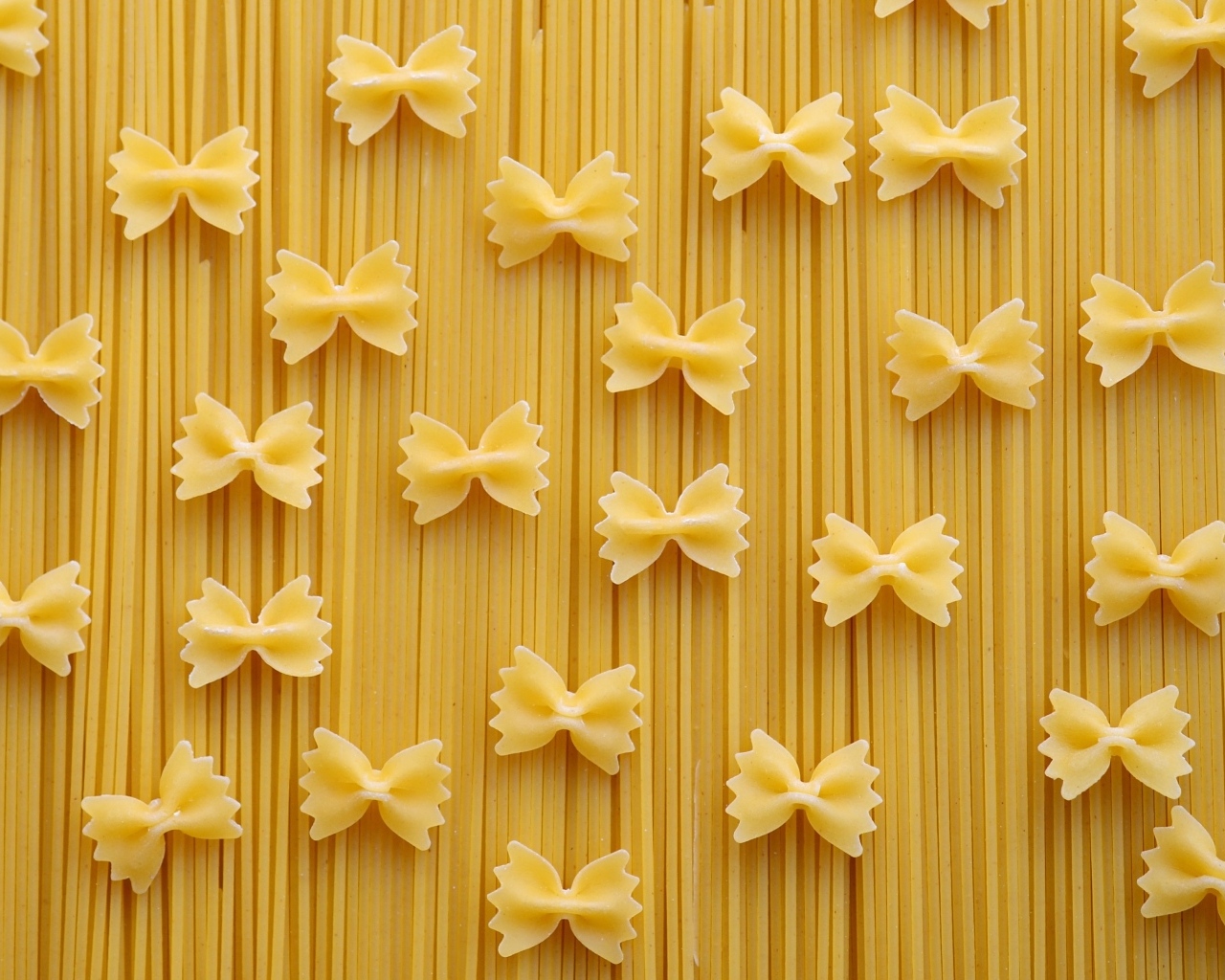 Макароны в форме бантиков со спагетти 