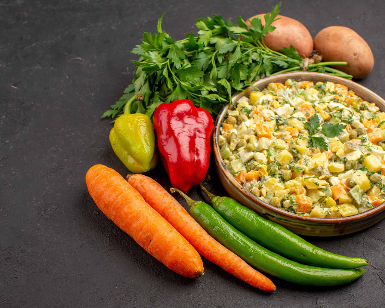 Миска салата с овощами на столе