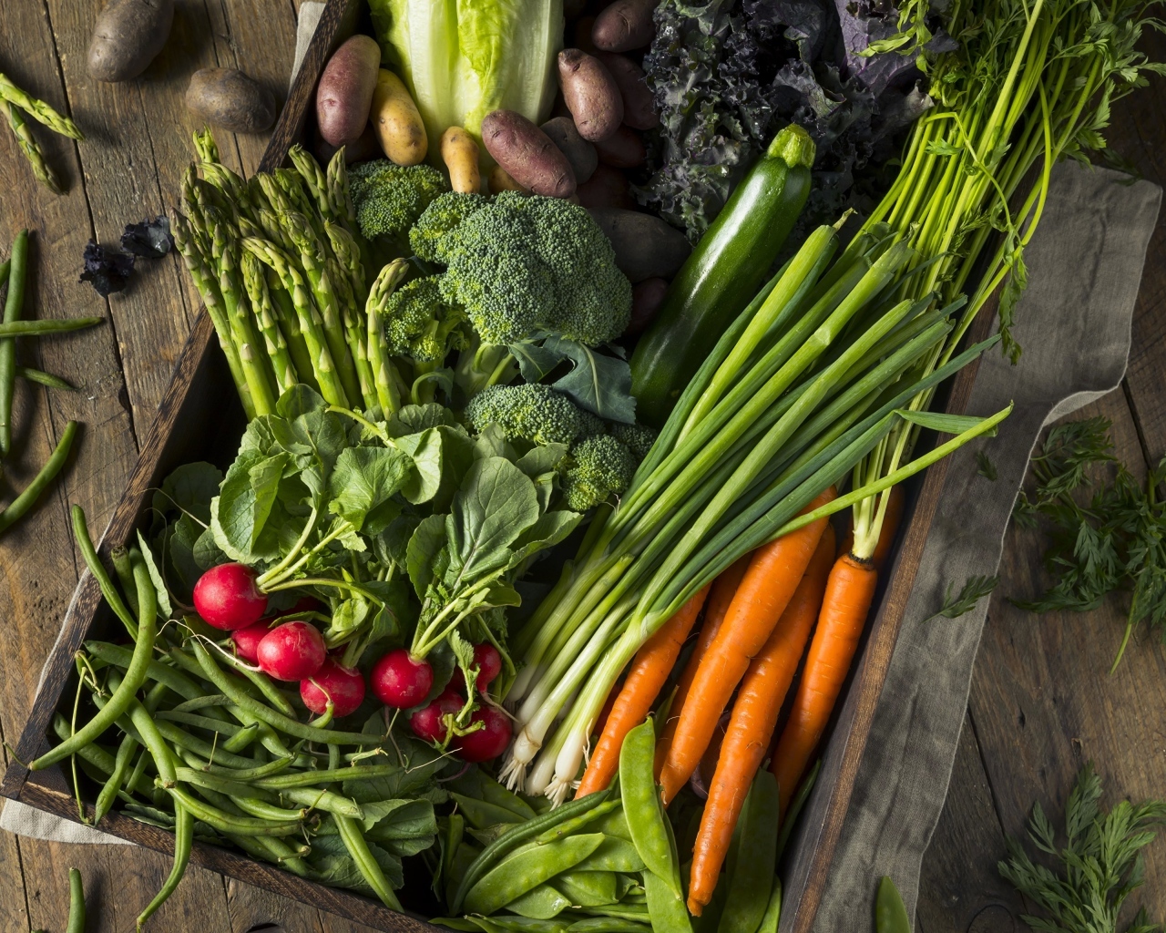 Ящик со спелыми овощами и зеленью