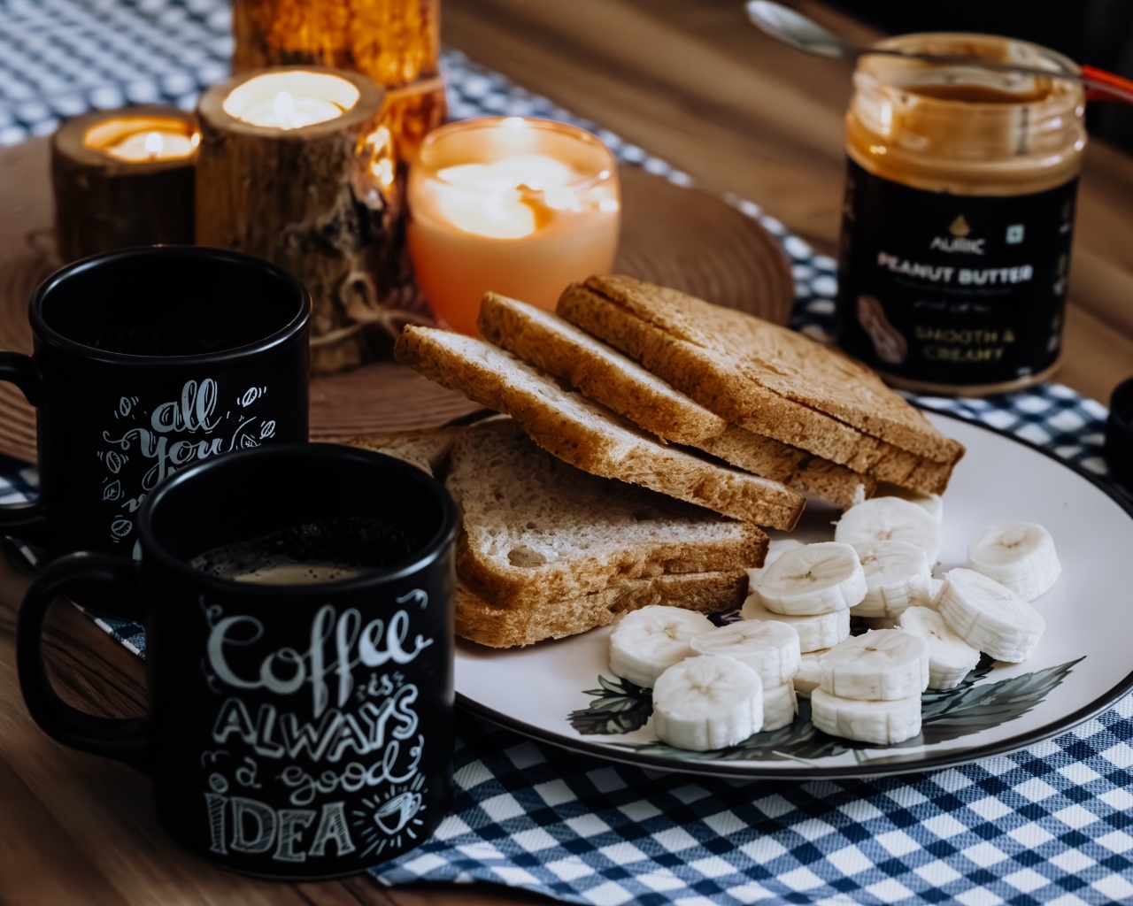Хлеб, бананы и чай на завтрак
