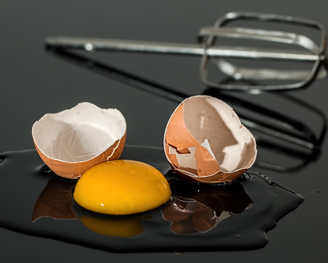 Разбитое яйцо на черном столе