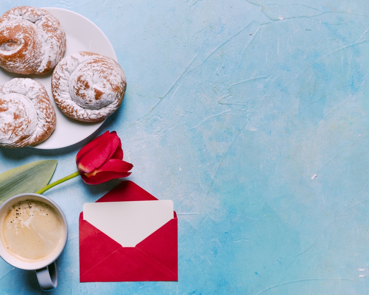 Булочки, кофе, тюльпан и письмо на голубом фоне