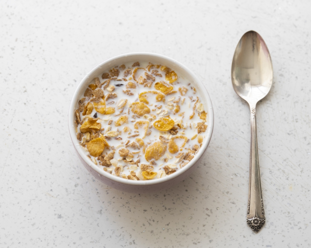 Хлопья с молоком в тарелке на завтрак