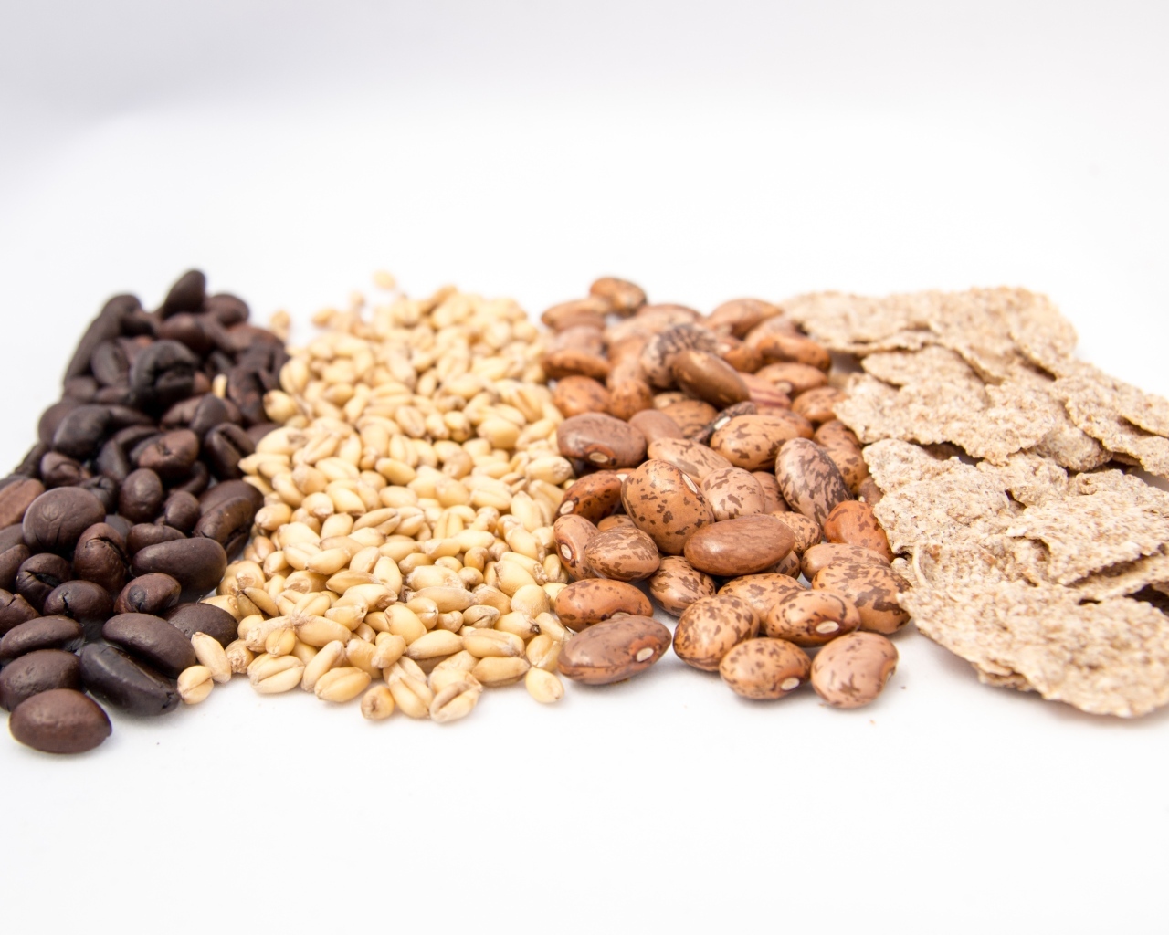 Хлопья и фасоль на белом фоне