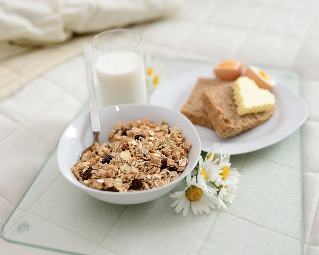 Хлопья с молоком и хлебом на столе
