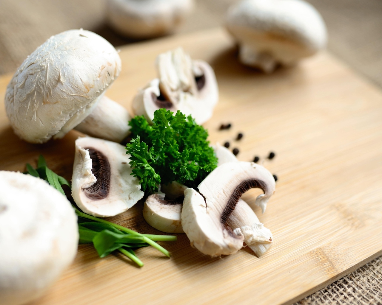 Шампиньоны с петрушкой на разделочной доске