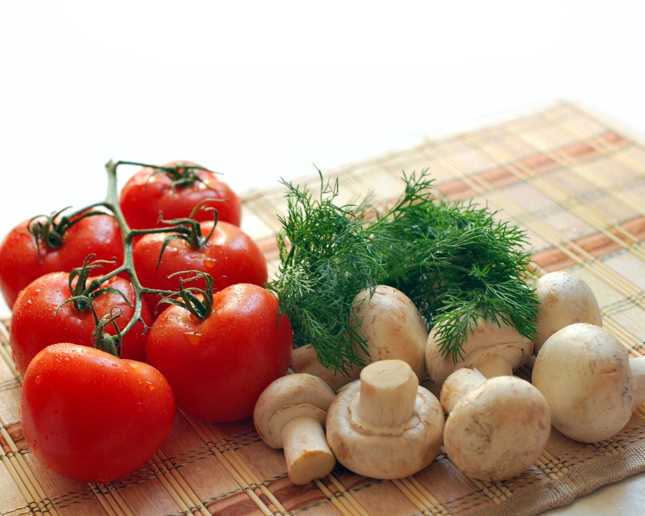 Шампиньоны с помидорами и укропом на столе