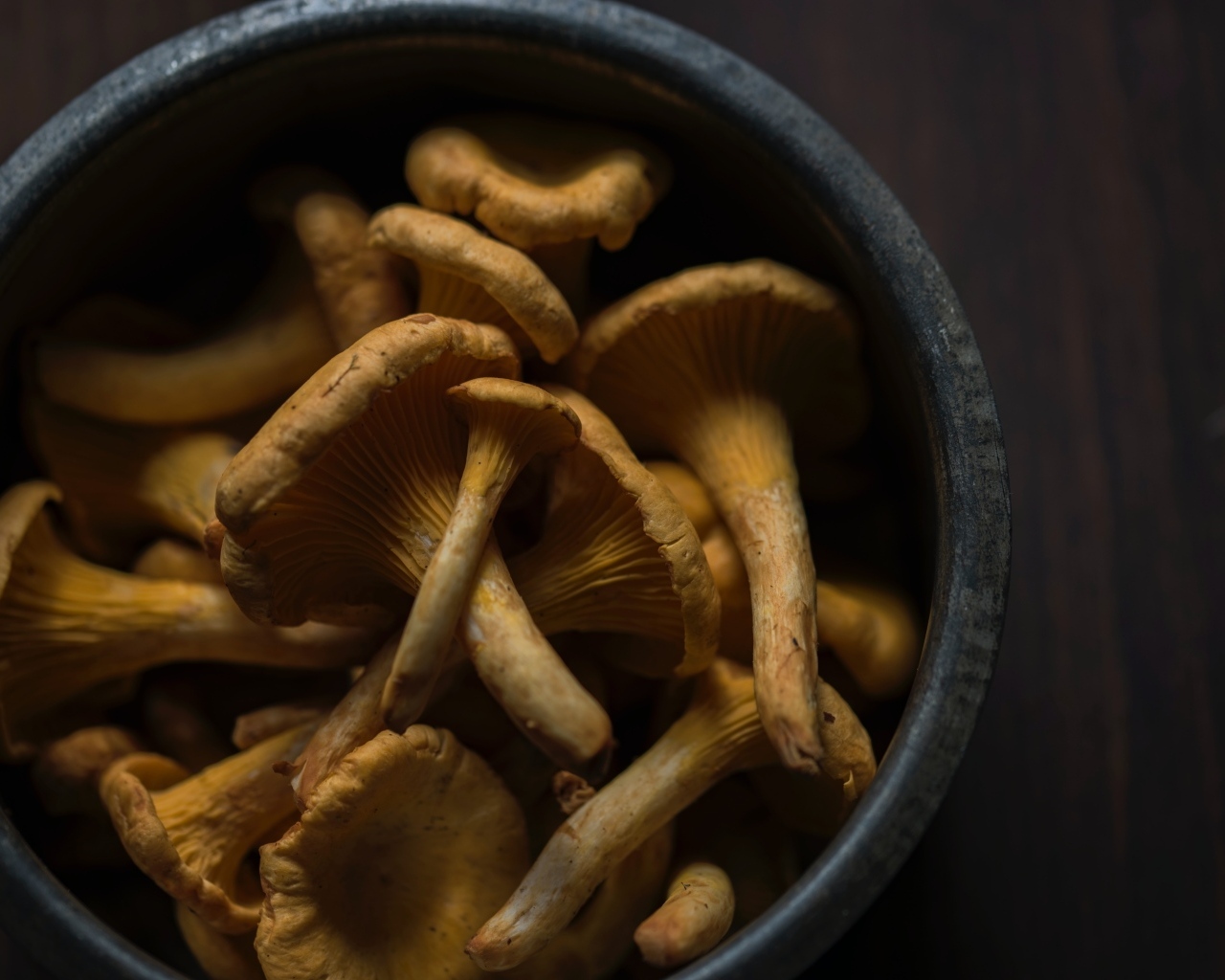 Грибы лисички в миске на столе