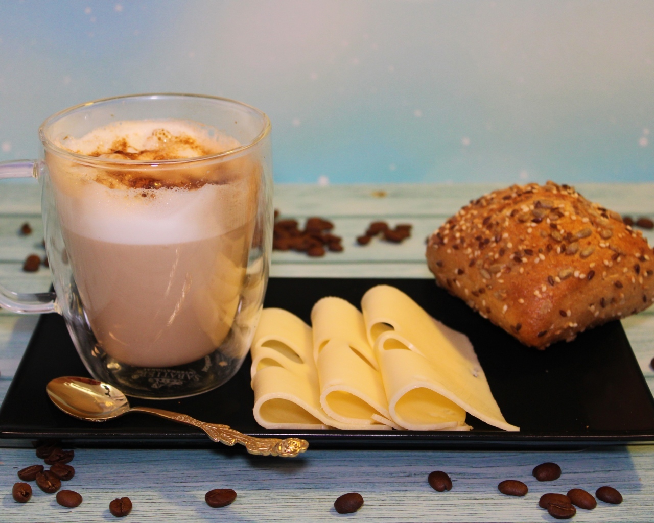 Сыр на тарелке с какао и булочкой