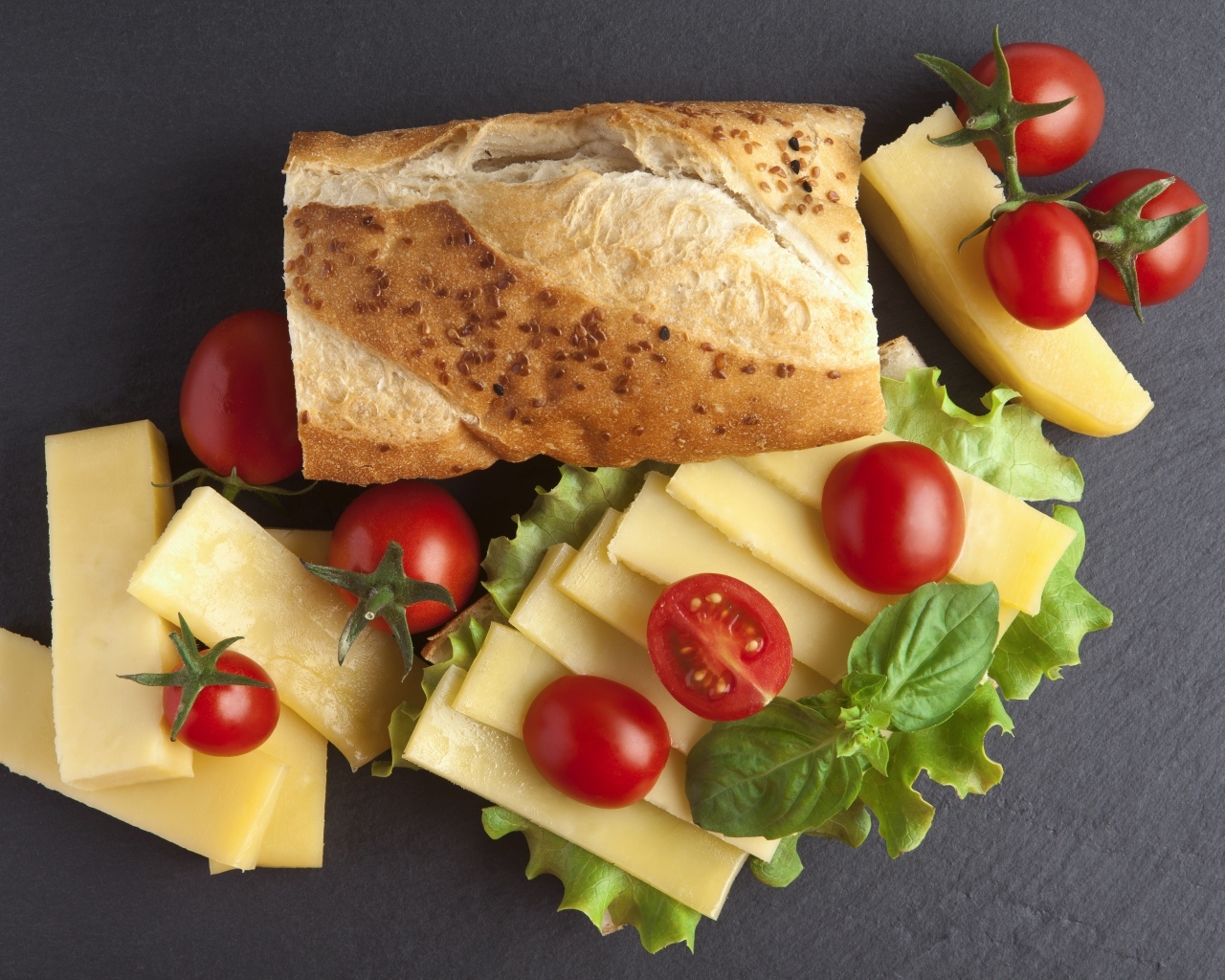 Сыр с батоном и помидорами на столе