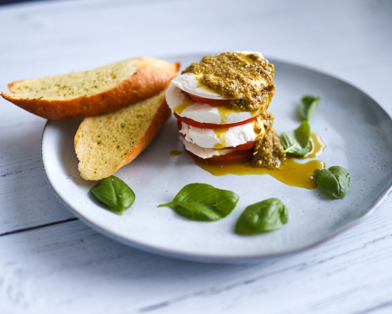 Сыр с помидорами и гренками на тарелке