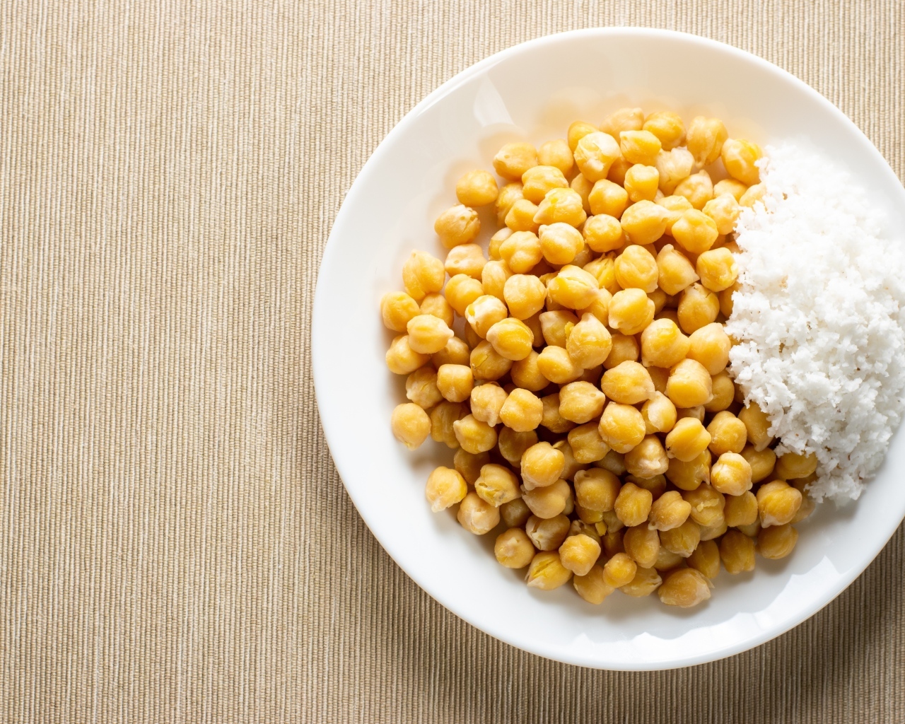 Нут с рисом на большой белой тарелке