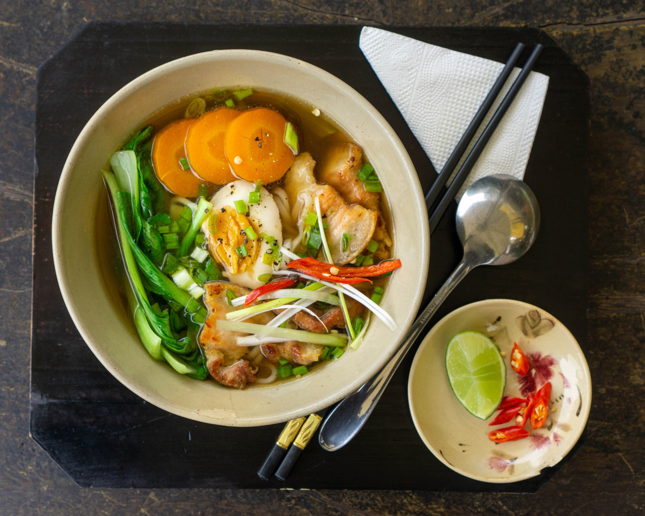 Китайский суп с овощами на столе