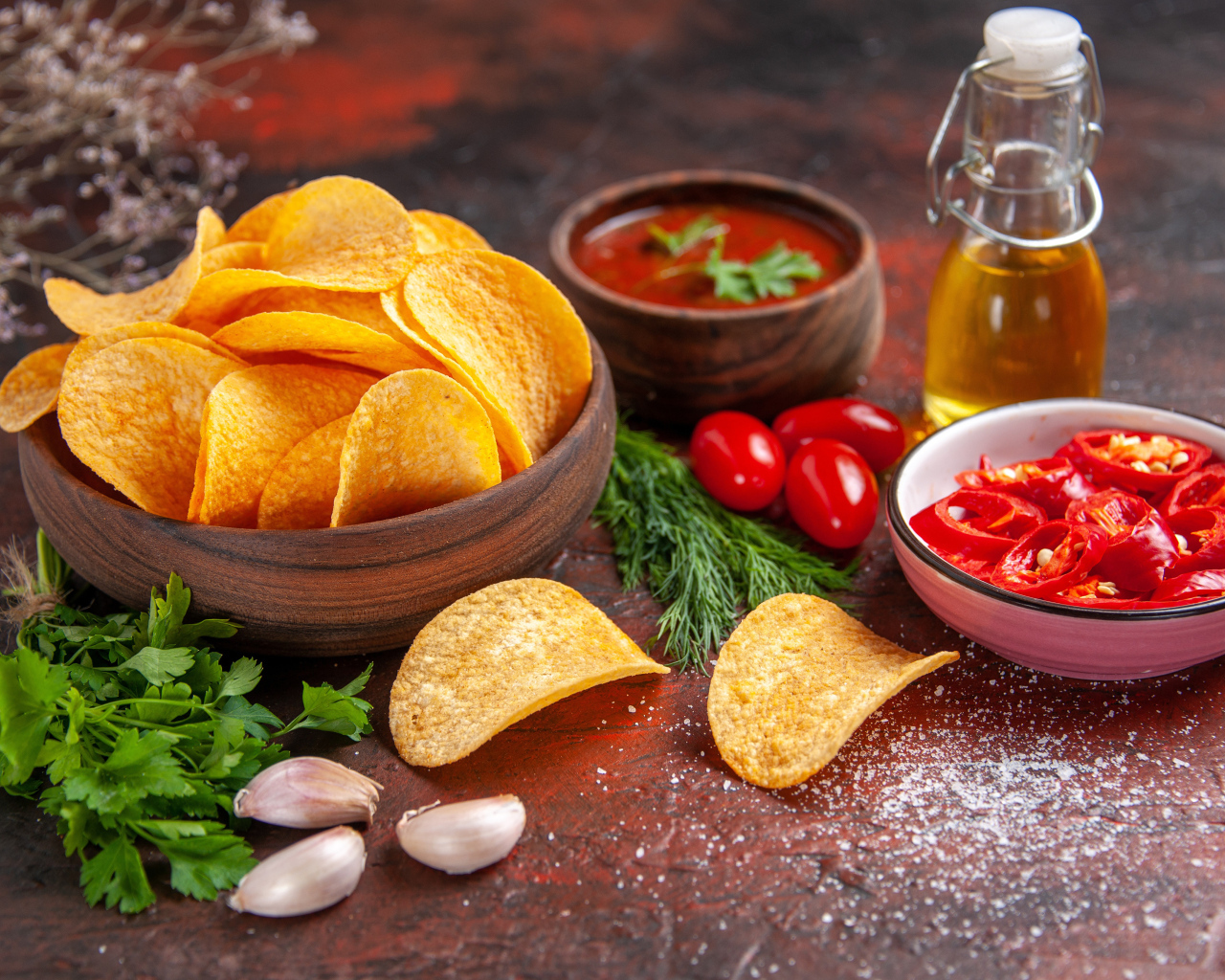 Чипсы на столе с перцем и соусом