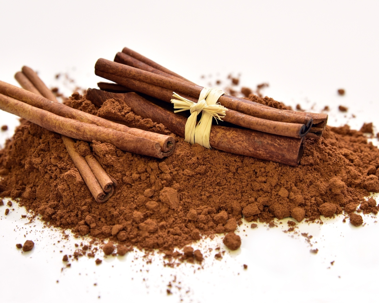 Корица с порошком на белом фоне 