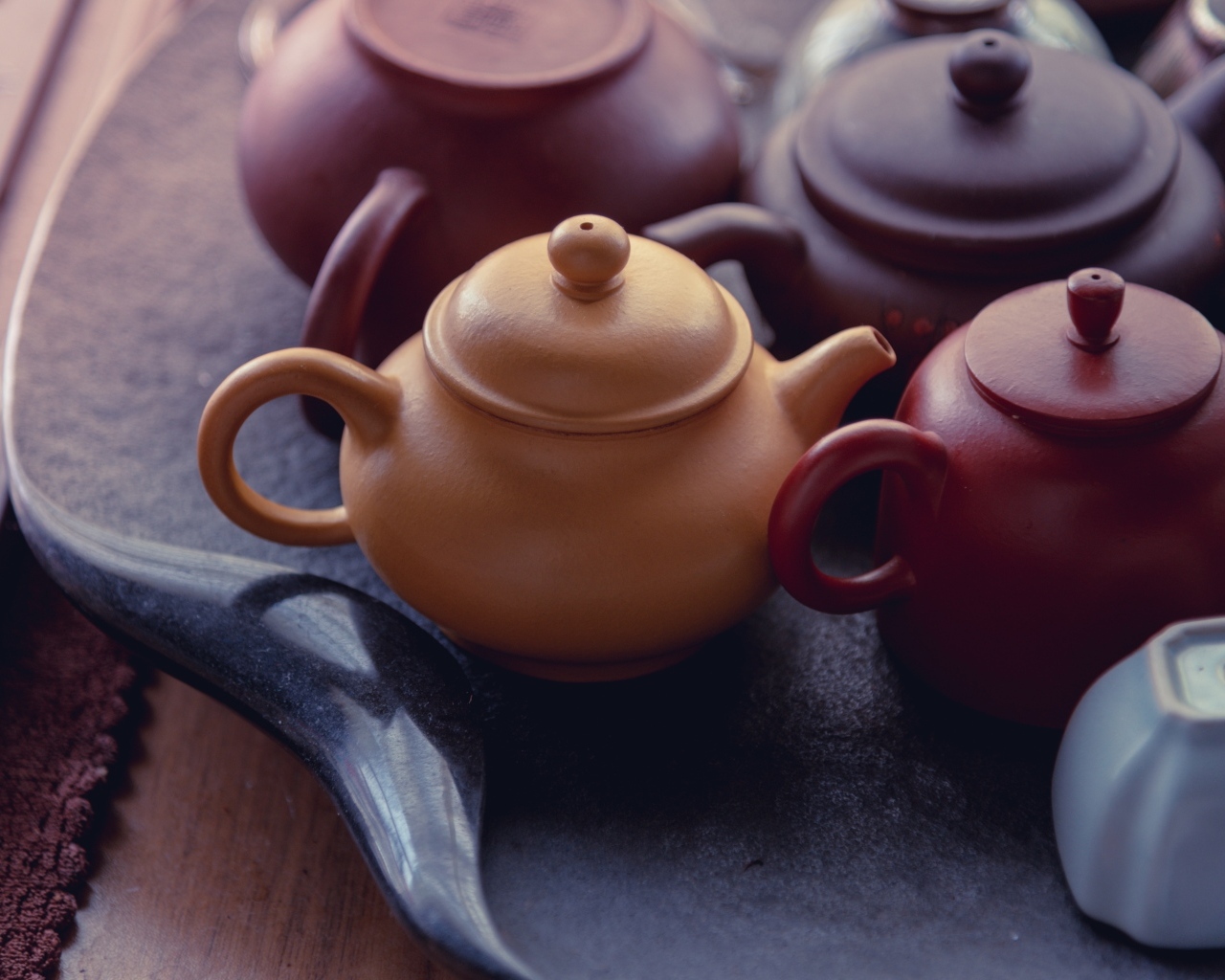 Глиняные чайники стоят на столе