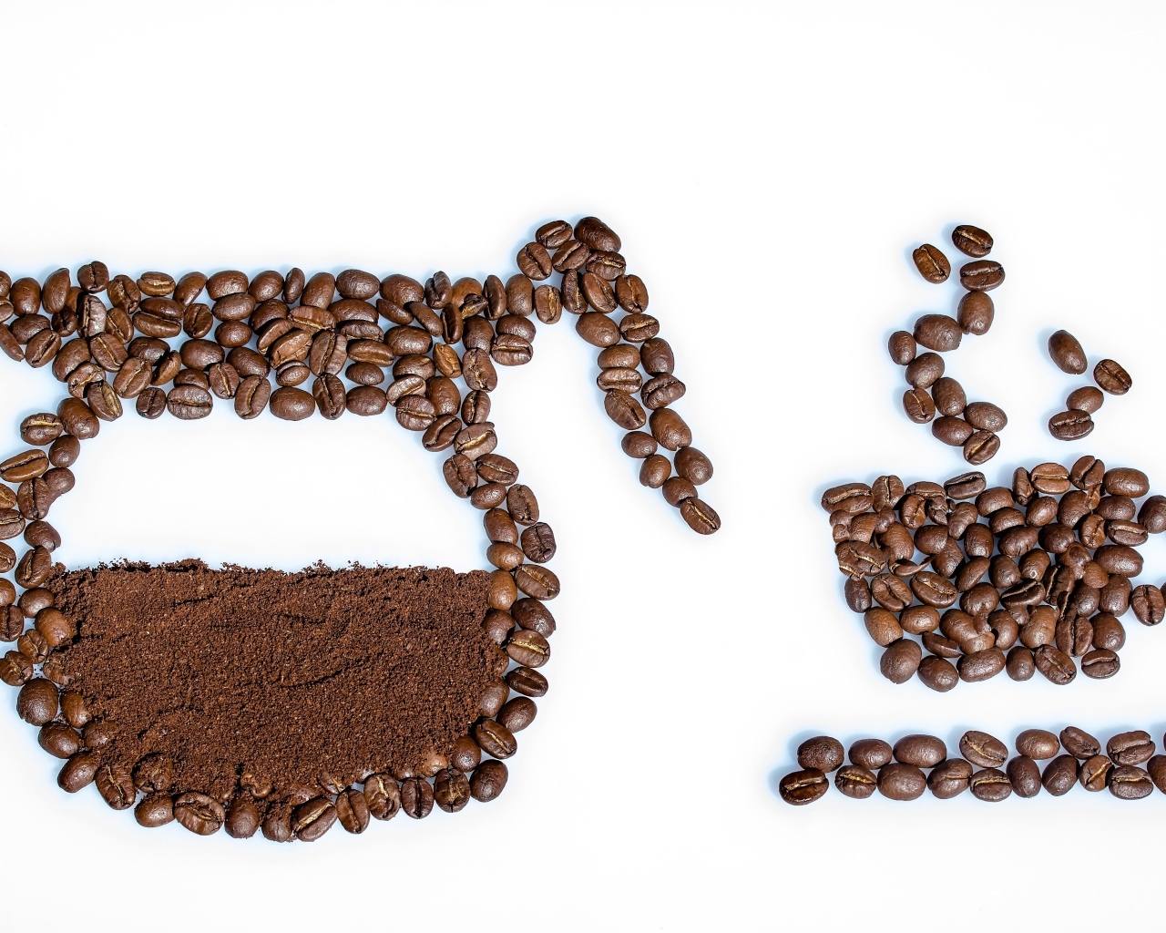 Креатив из кофейных зерен на белом фоне