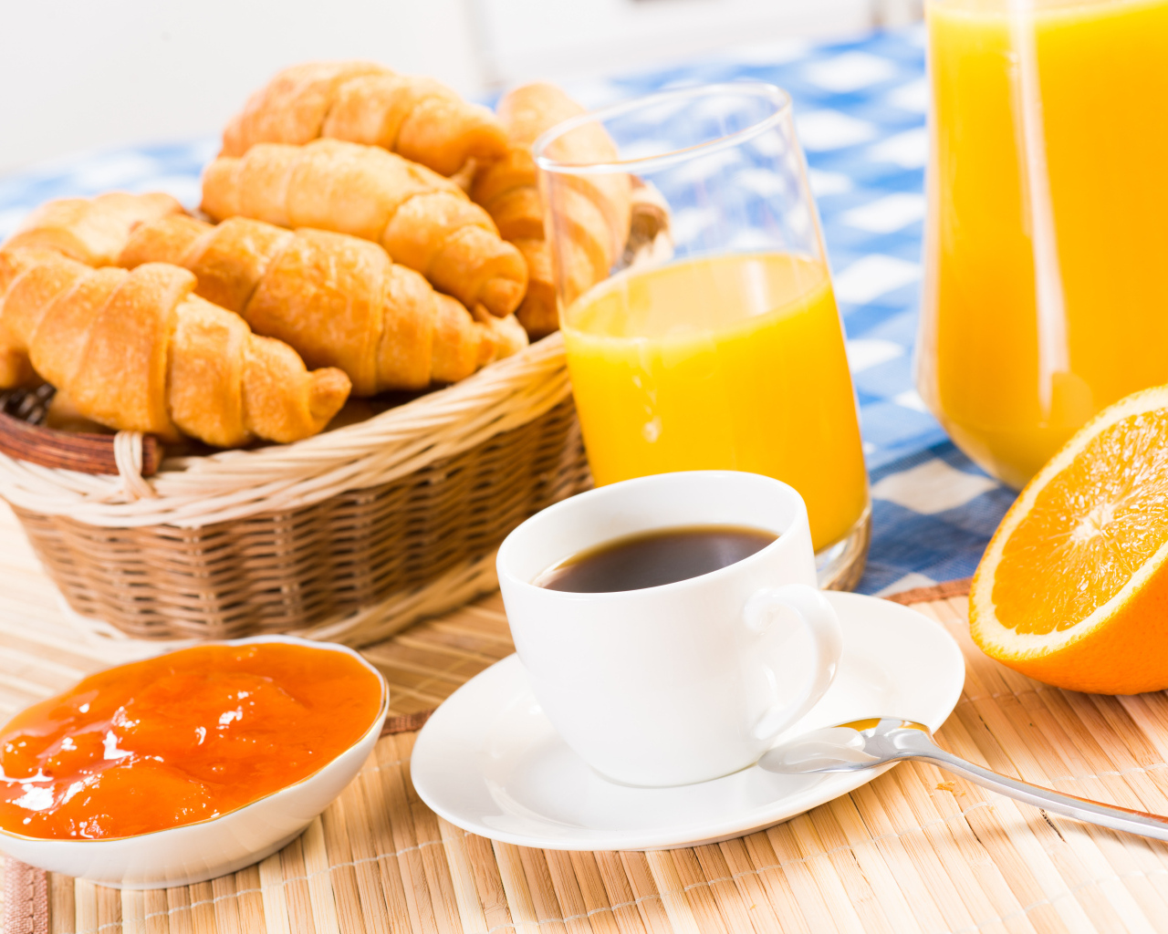 Кофе с круассанами и соком на столе на завтрак
