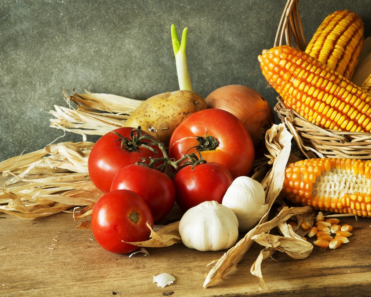 Кукуруза, чеснок и помидоры на столе