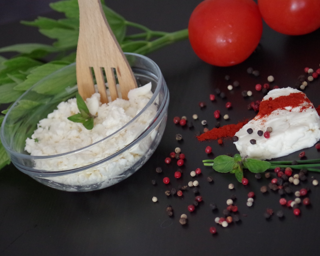 Творог на столе с петрушкой и помидорами