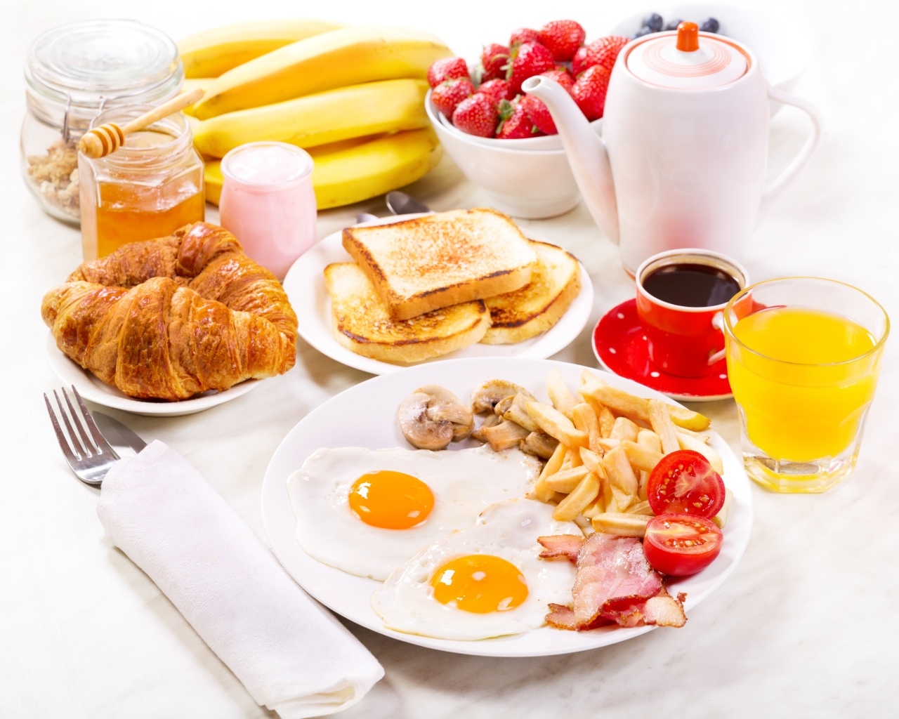 Вкусный сытный завтрак на столе