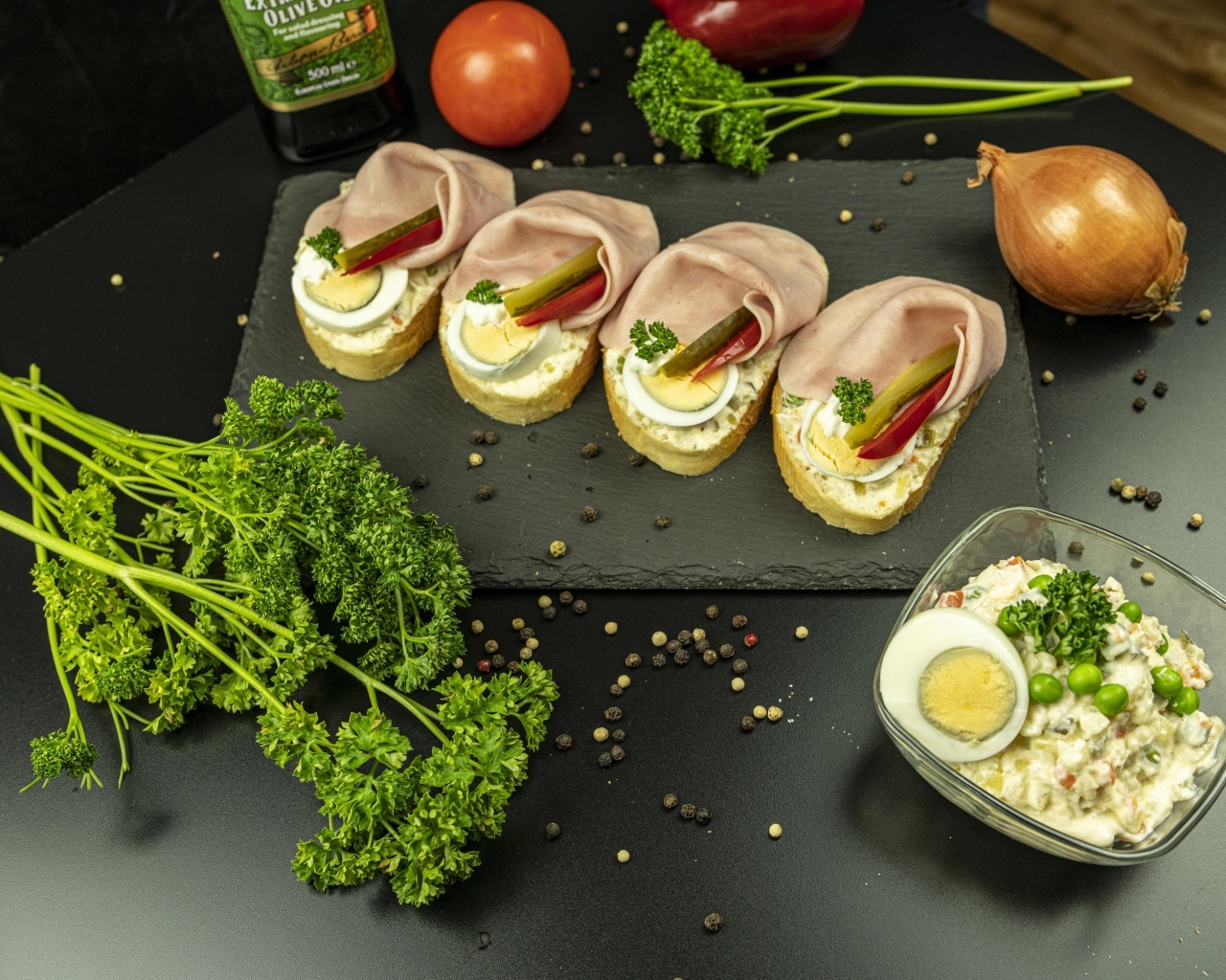 Вкусные бутерброды с ветчиной на столе с петрушкой