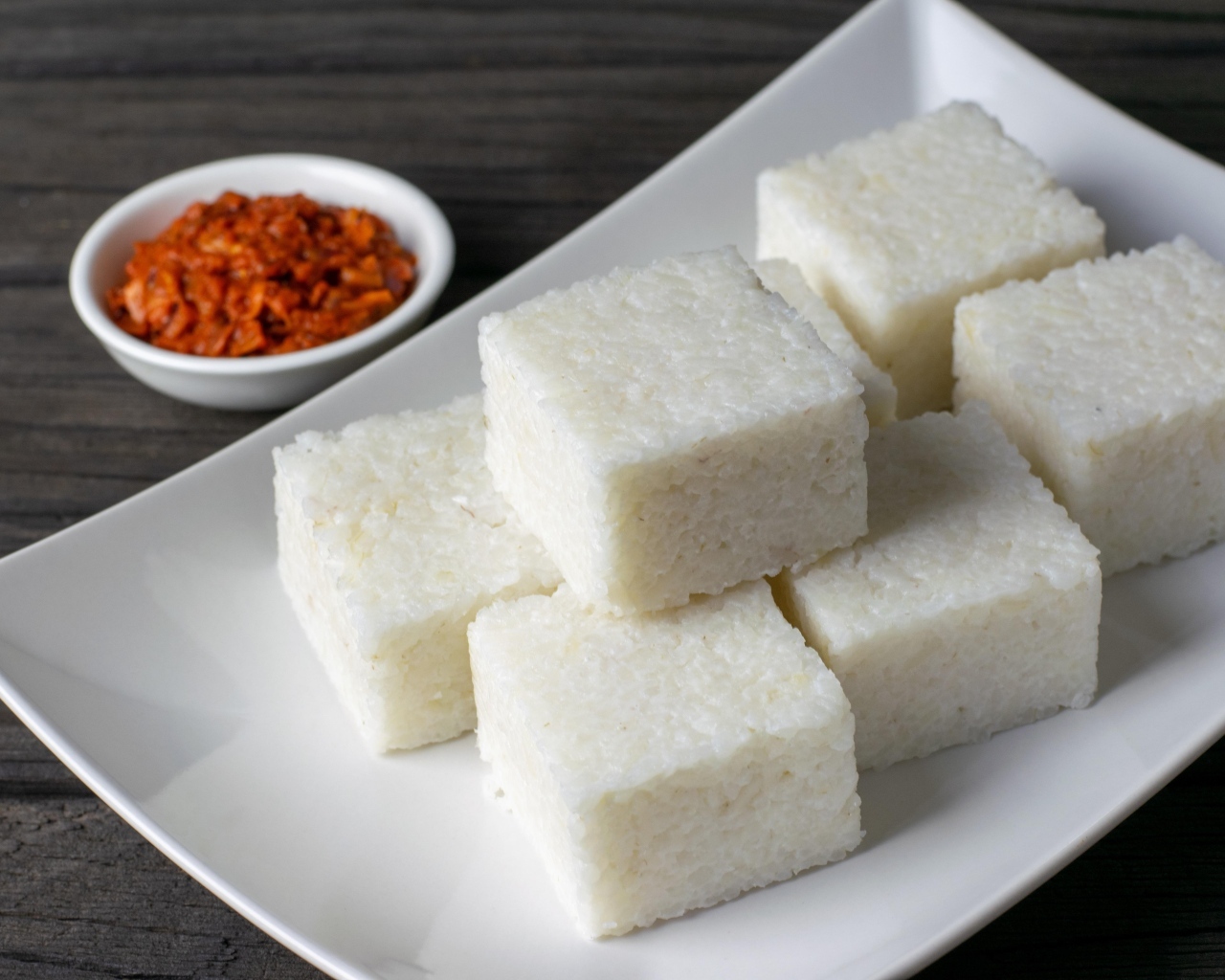 Десерт на большой белой тарелке на столе 