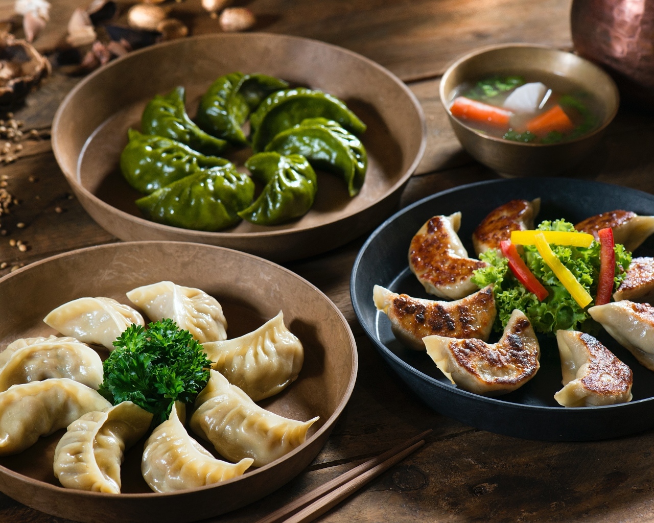 Вареники в мисках на столе