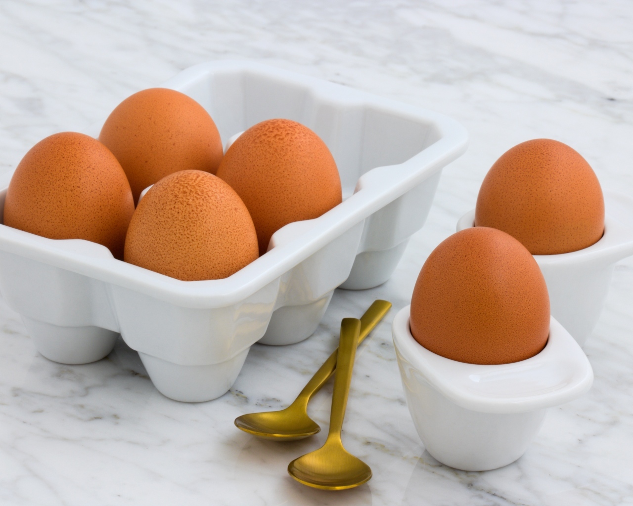Яйца на столе с ложками