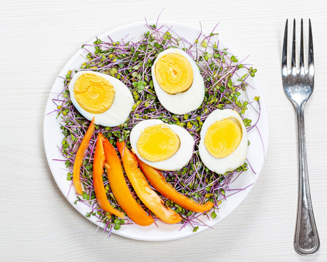 Яйца с кусочками сладкого перца и пророщенной зеленью