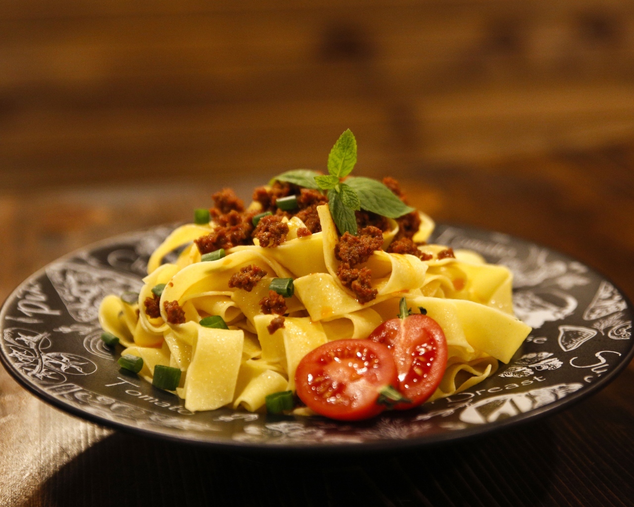 Феттучини с помидорами и фаршем