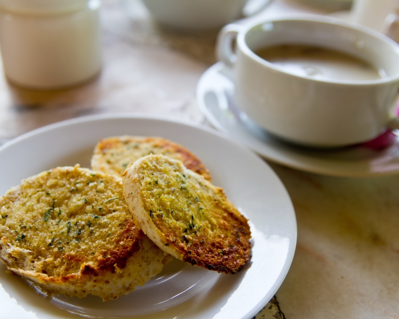 Ароматные чесночные гренки на тарелке на завтрак