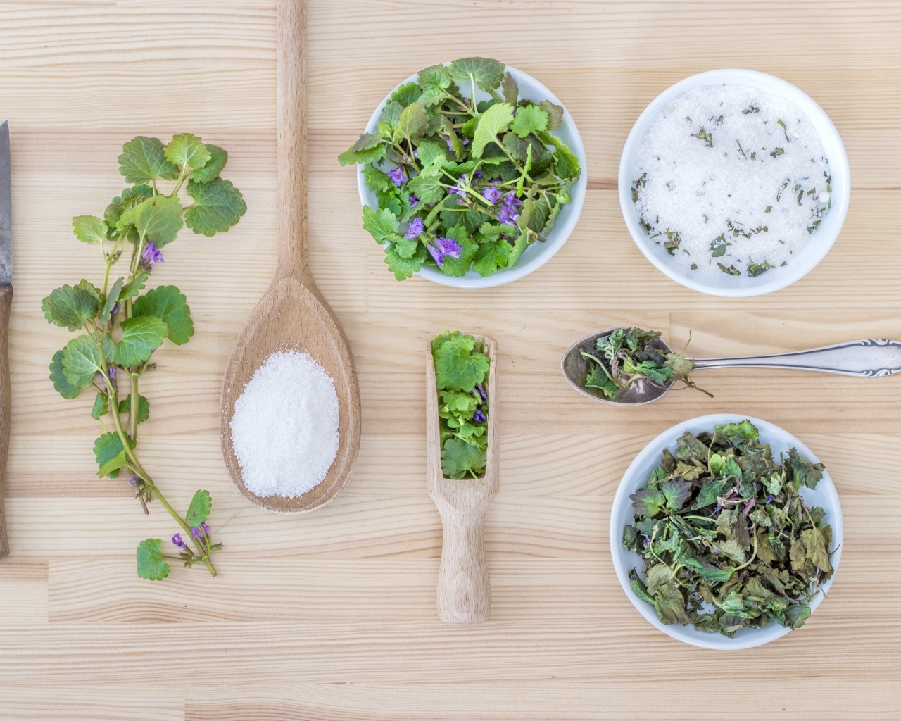 Ароматные травы на столе с солью