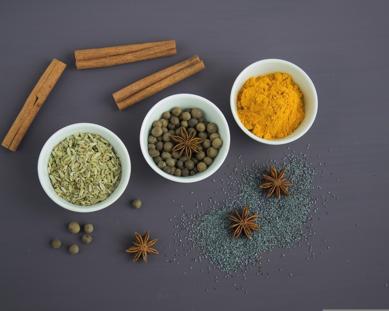 Ароматные специи на сером столе