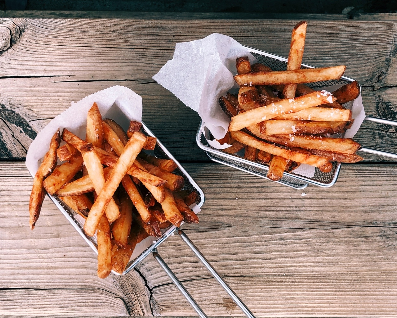 Картофель фри в сетке на столе