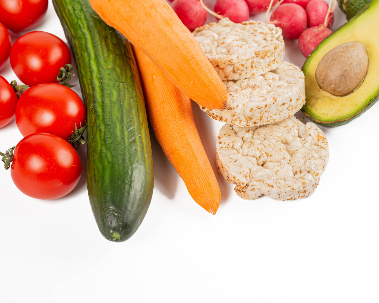 Свежие аппетитные овощи и хлопья на белом фоне