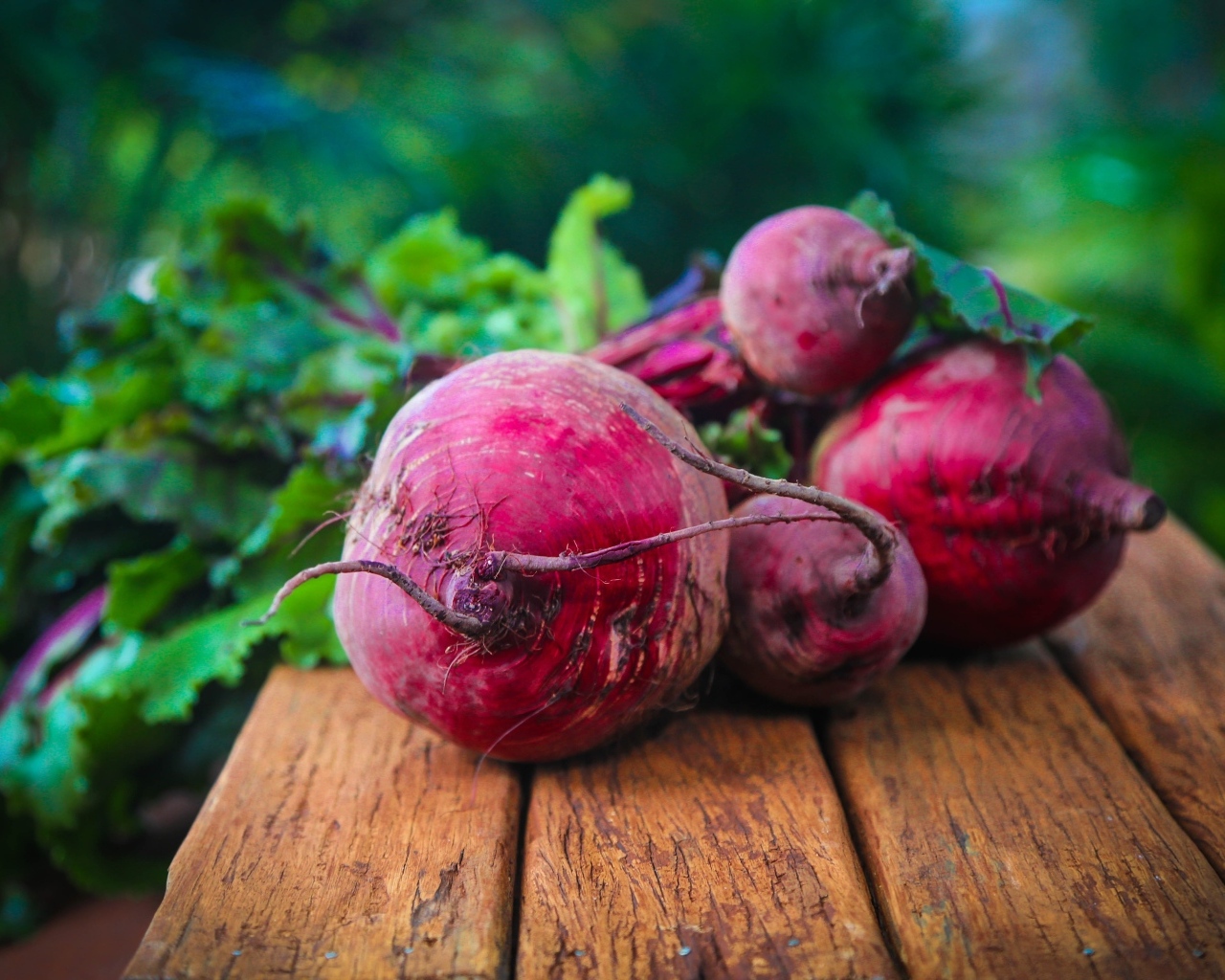 Свежая красная свекла на деревянном столе