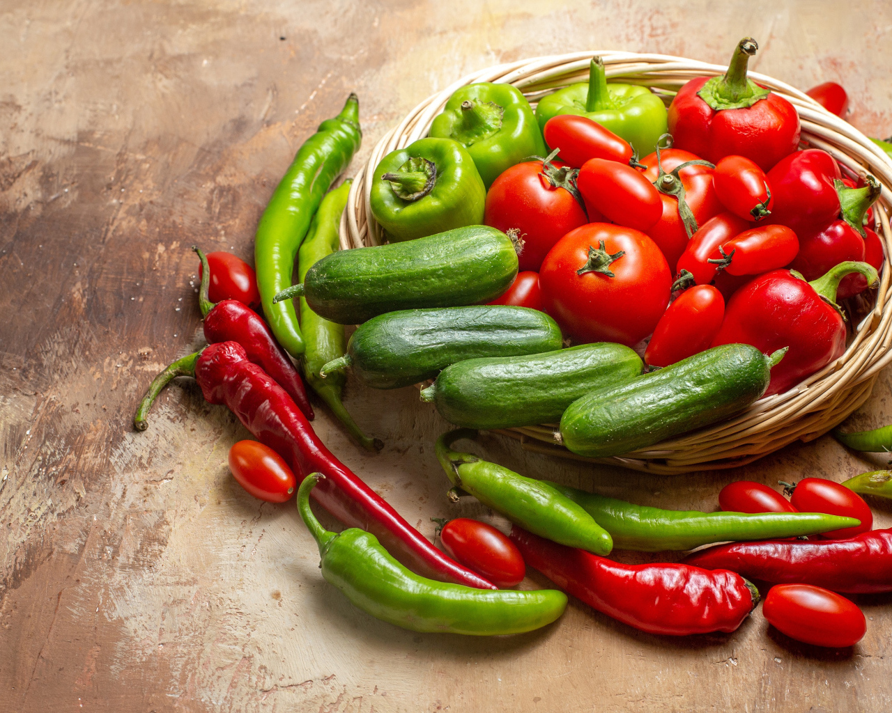 Свежие помидоры, огурцы и перец на столе