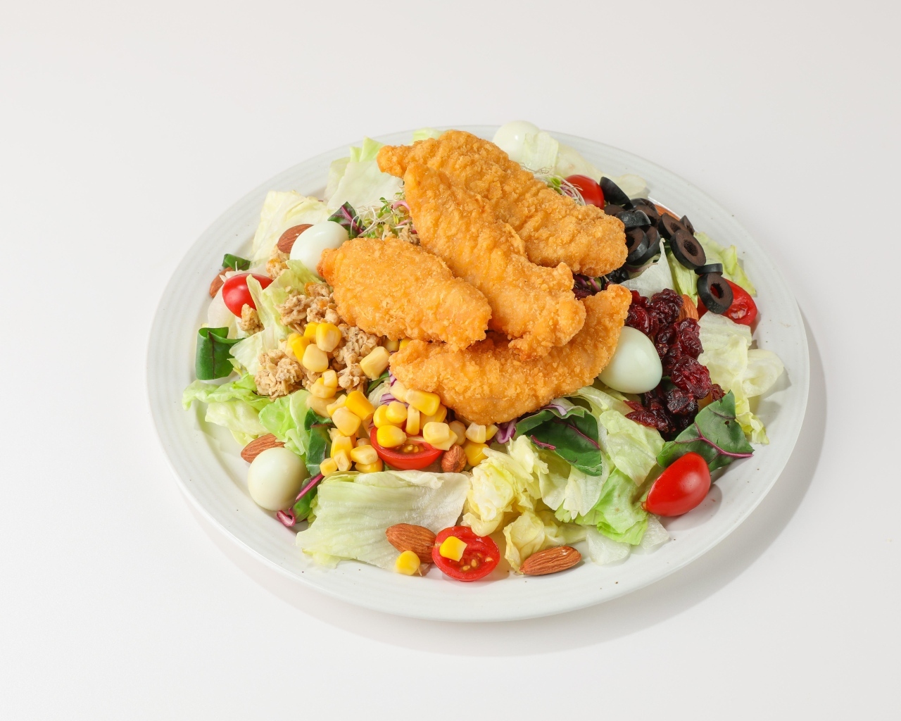 Салат с жареной курицей на сером фоне