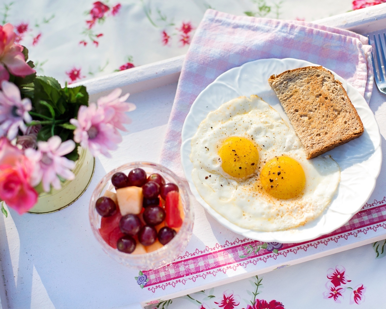 Яичница глазунья на тарелке с хлебом