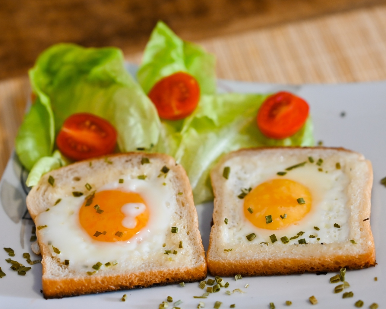 Яичница с хлебом, помидорами и листьями салата на завтрак