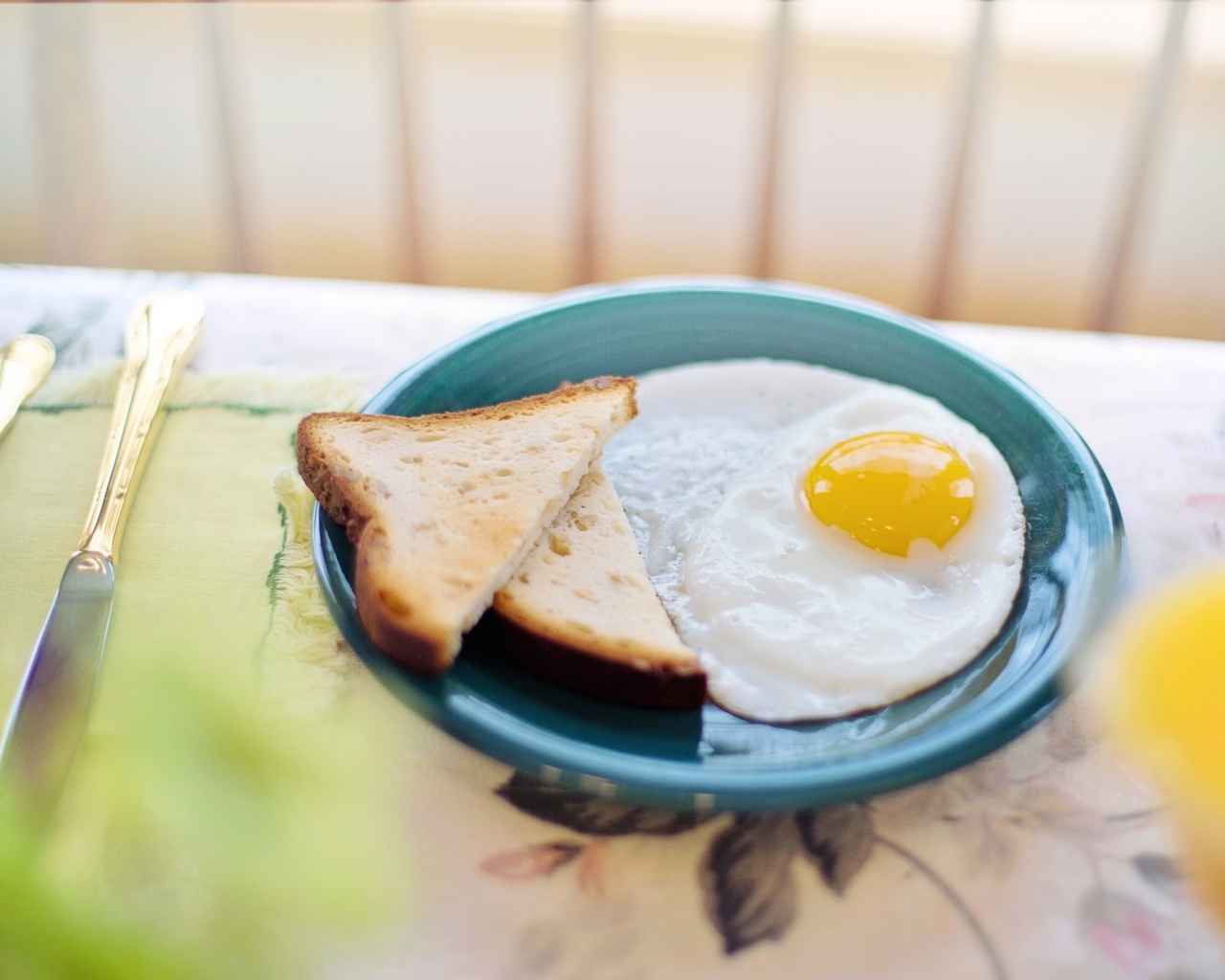 Яичница с хлебом на столе на завтрак 