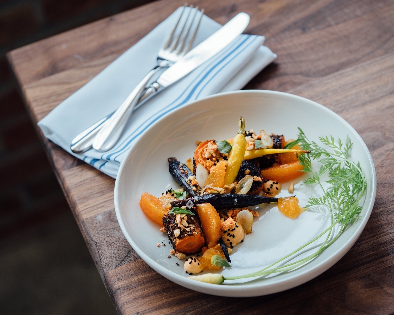 Жареные овощи на тарелке со столовыми приборами