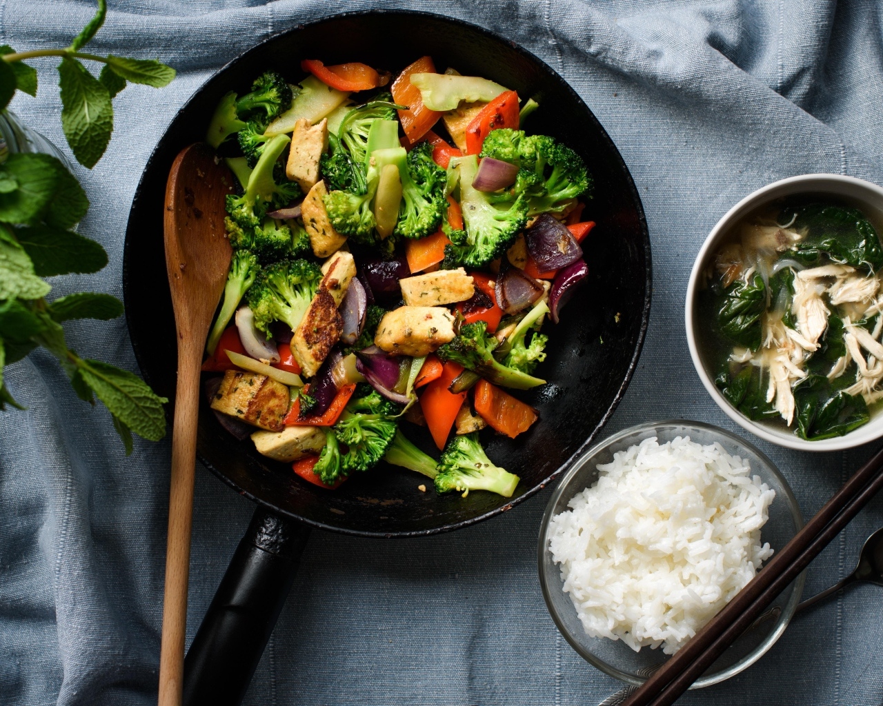 Жареные овощи на столе с рисом