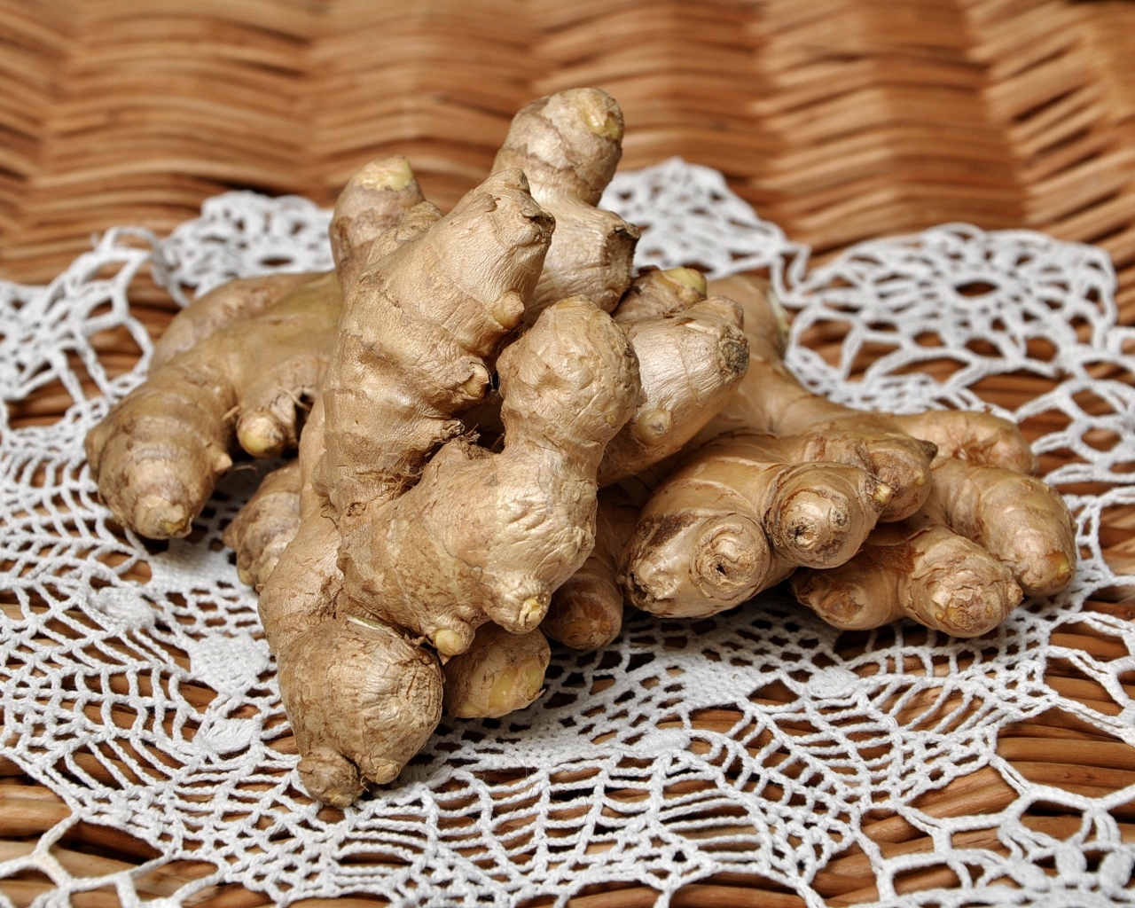 Корень имбиря на салфетке на столе